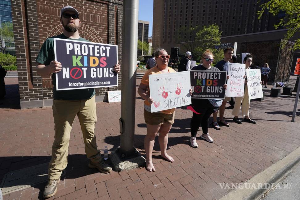 $!Los manifestantes se paran afuera del Centro de Convenciones de Indiana durante la Convención de la Asociación Nacional del Rifle en Indianápolis.