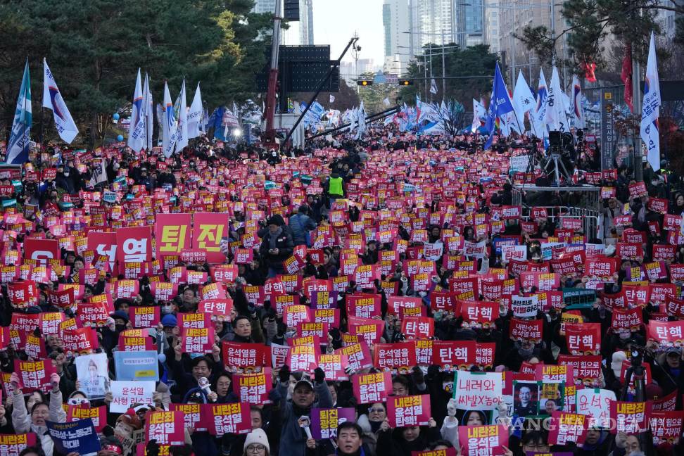 $!Manifestantes muestran pancartas con la frase juicio político Yoon Suk Yeol durante una protesta contra el presidente surcoreano en Seúl, Corea del Sur.