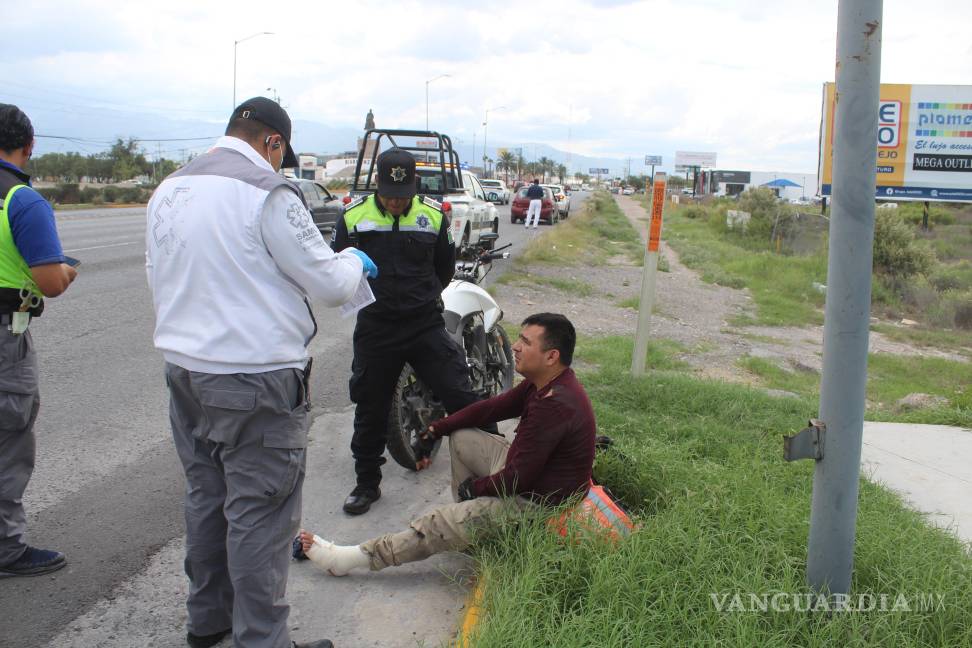 Repartidor sufre aparatosa caída en la glorieta Venustiano Carranza, en Saltillo