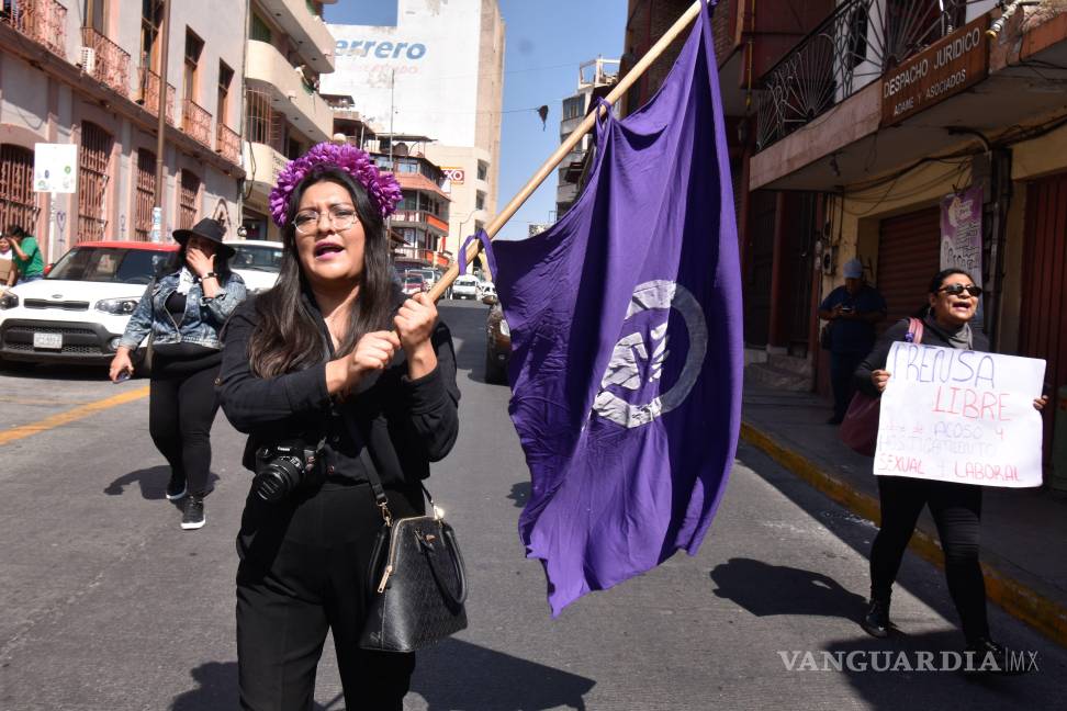 $!Mujeres periodistas de Chilpancingo, Guerrero, marcharon para exigir un alto a la violencia feminicida, hostigamiento sexual y acoso laboral que sufren en el desempeño de su labor diaria.