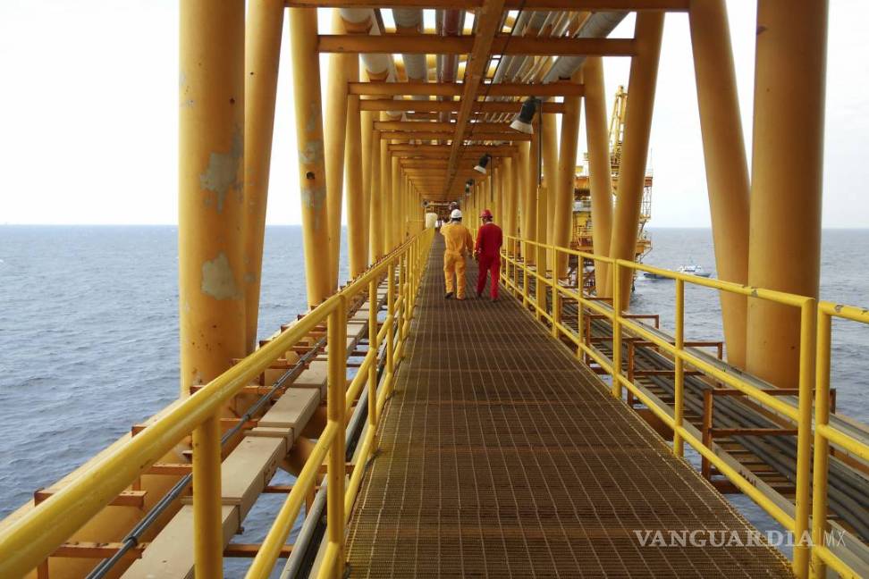 $!Empleados de plataformas petroleras, el alma de un sector en crisis en México