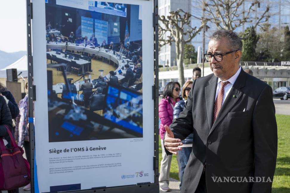 $!Tedros Adhanom Ghebreyesus, director General de la OMS, asiste a la exposición “Salud en imágenes, 75 años de avances y desafíos” en Ginebra, Suiza.