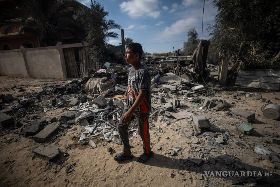 $!Un palestino camina cerca de los escombros de un edificio destruido tras un ataque aéreo israelí en Deir Al Balah, en el centro de la Franja de Gaza, el 4 de octubre de 2024.