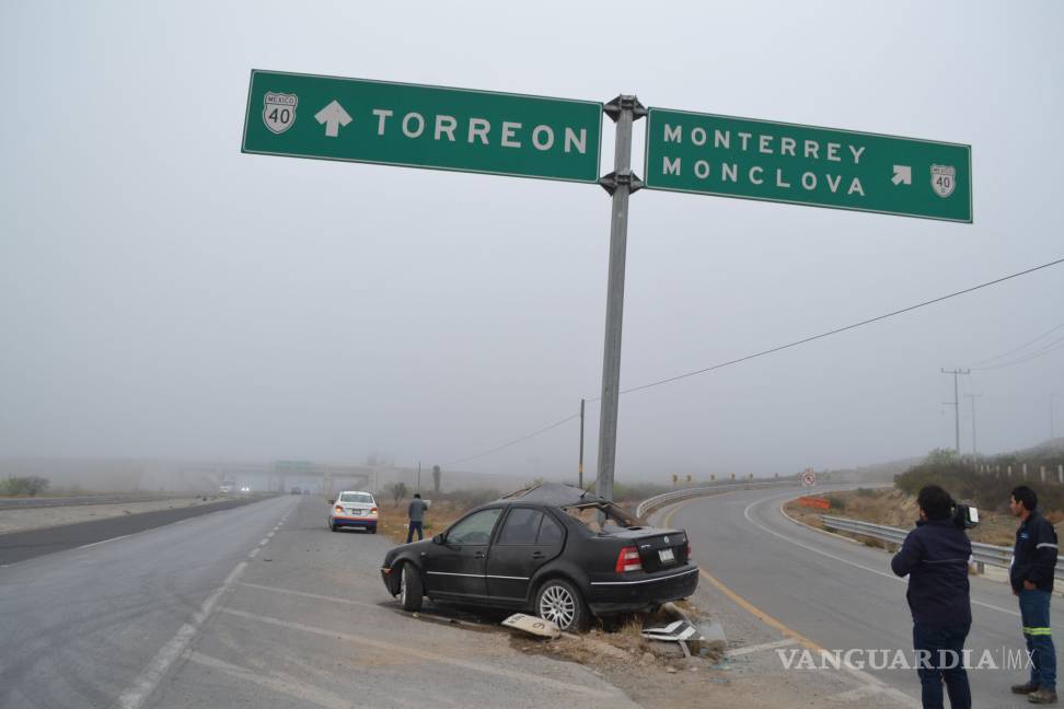Me salgo, me meto: titubea y pega a poste en el Libramiento Norponiente