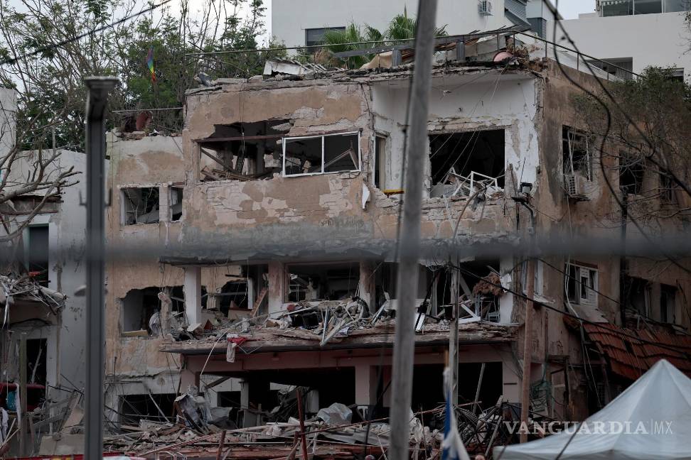 $!Vista de edificios destruidos por misiles balísticos iraníes en Tel Aviv, Israel, el 16 de junio de 2025.