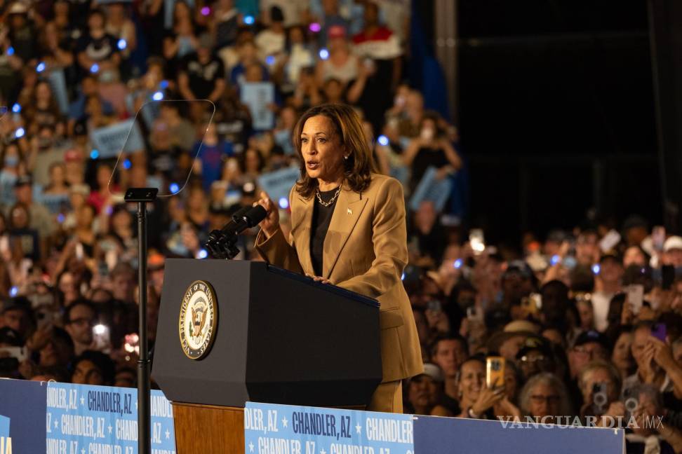 $!La candidata presidencial demócrata a la vicepresidenta, Kamala Harris, habla durante un mitin de campaña en el Rawhide Event Center en Chandler, Arizona.