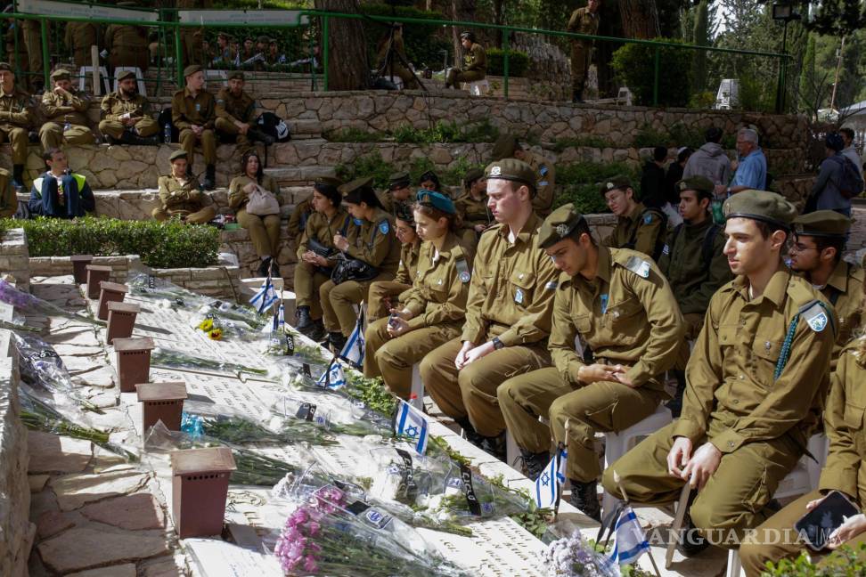 $!Compañeros de militares israelíes muertos en la Franja de Gaza les rinden homenaje en el cementerio del Monte Herzl en Jerusalén.