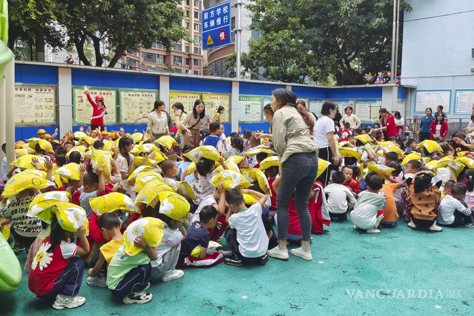 $!Niños son evacuados a un patio de recreo en un jardín de infantes en el condado de Shimian de la ciudad de Ya’an, en la provincia de Sichuan, suroeste de China.