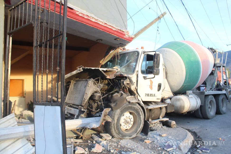 Conductor de camión revolvedor se impacta contra casa, en Saltillo