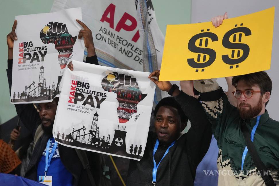 $!Activistas participan en una manifestación sobre fondos climáticos en la cumbre climática de la ONU COP29 en Bakú, Azerbaiyán.