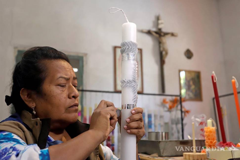$!La artesana María del Rocío Pérez elabora velas escamadas con motivo del Día de Muertos en el municipio de Tochimilco, estado de Puebla (México). EFE/Hilda Ríos