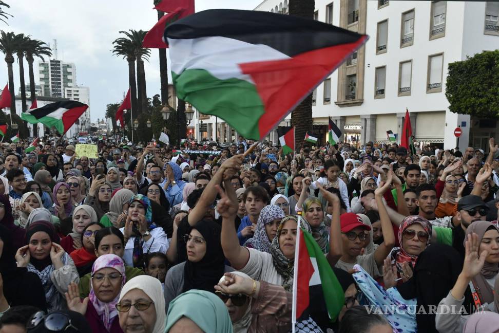 $!Cientos de personas se manifiestan en solidaridad con el pueblo palestino para protestar en Rabat, Marruecos.