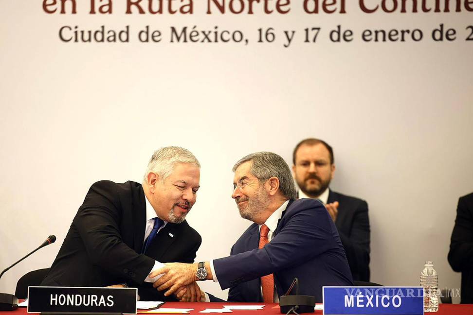 $!El canciller mexicano Juan Ramón de la Fuente (d) y el secretario de Relaciones Exteriores de Honduras, Eduardo Enrique Reina (i) en una reunión en CDMX.