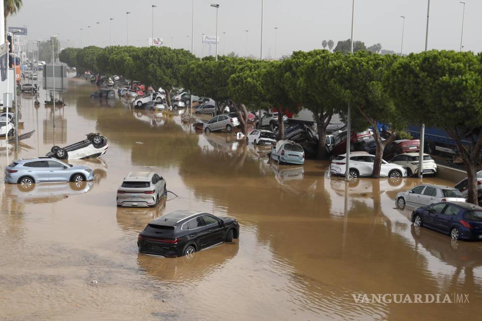 $!Vista general del polígono industrial de Sedaví anegado a causa de las lluvias torrenciales de las últimas horas.