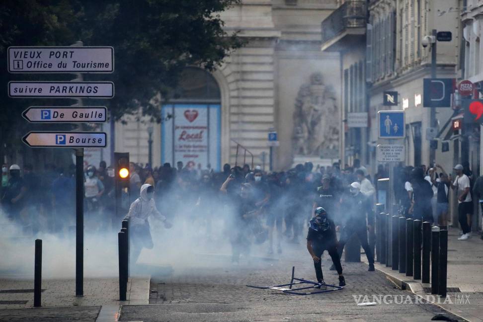 $!Las personas chocan con la policía antidisturbios durante una manifestación en memoria de Nahel quien fue asesinado por la policía francesa en Marsella, Francia.