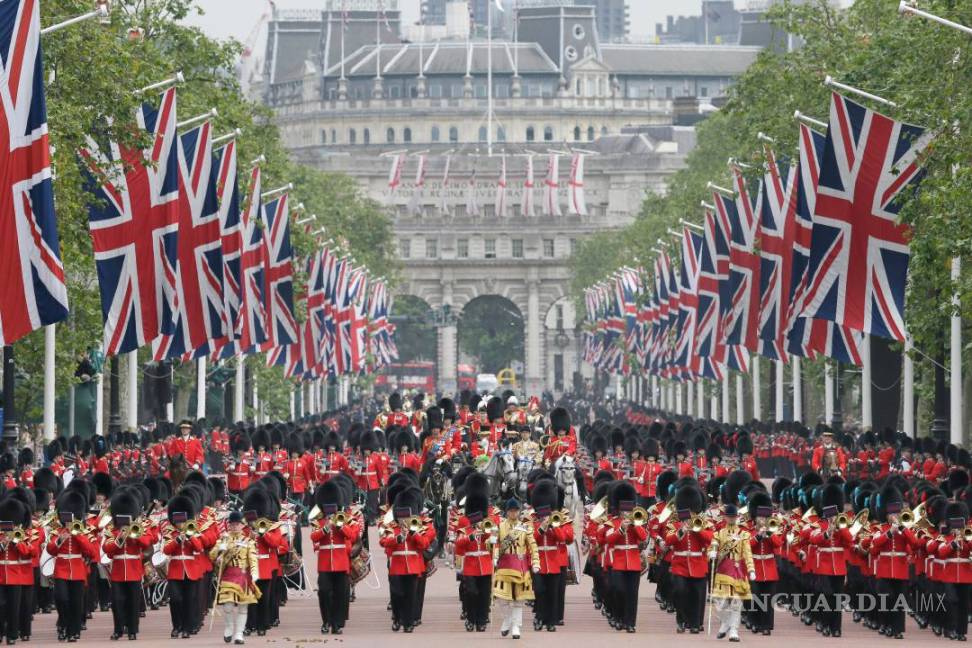 $!Londres vitorea a la reina de Inglaterra