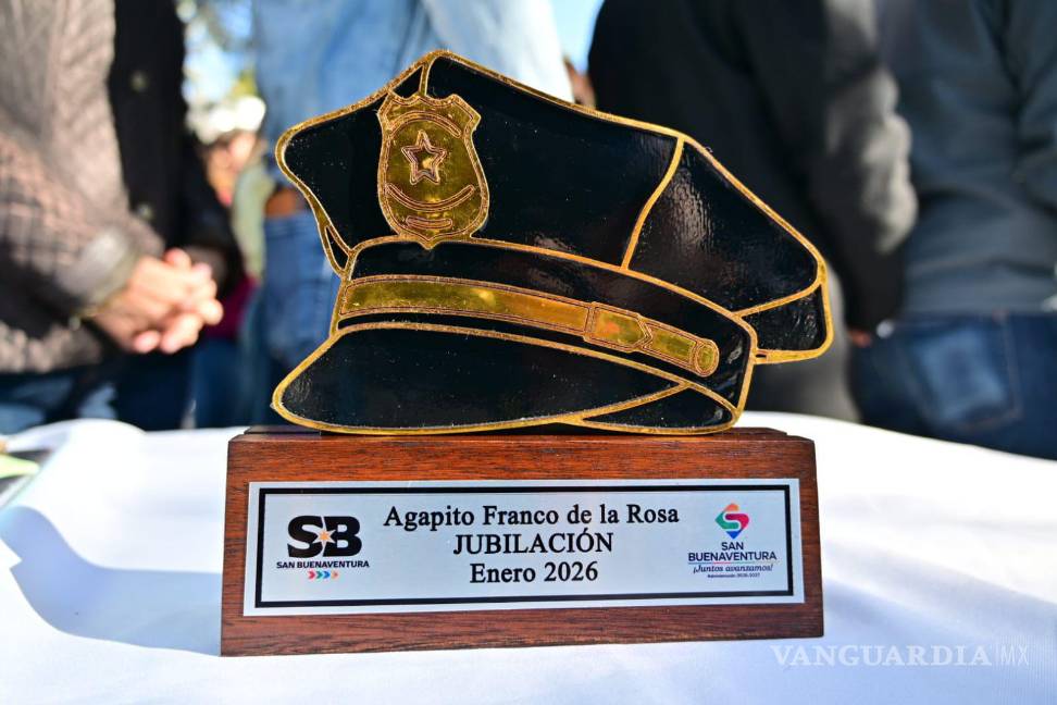 $!El municipio reconoce a uno de sus servidores públicos más entrañables en un emotivo acto de despedida.