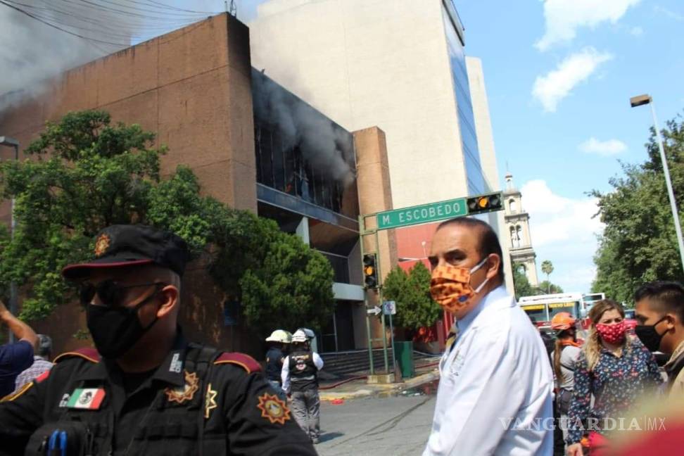 $!Edificio de Tesorería en Nuevo León se incendia; cierran calles del centro de Monterrey