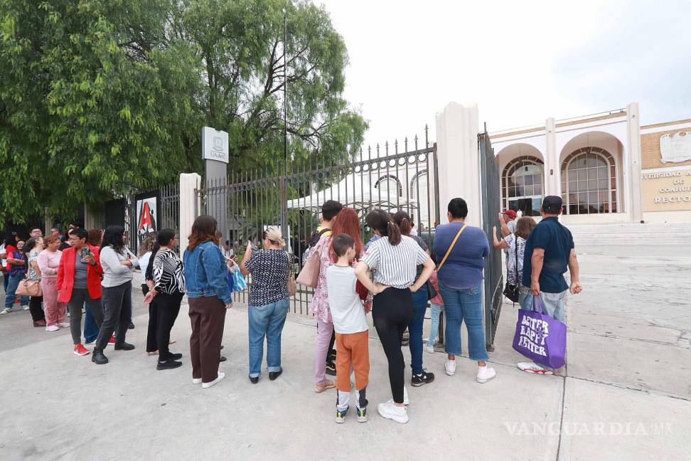 $!Gran número de personas acudió por su arbolito a la explanada de Rectoría.