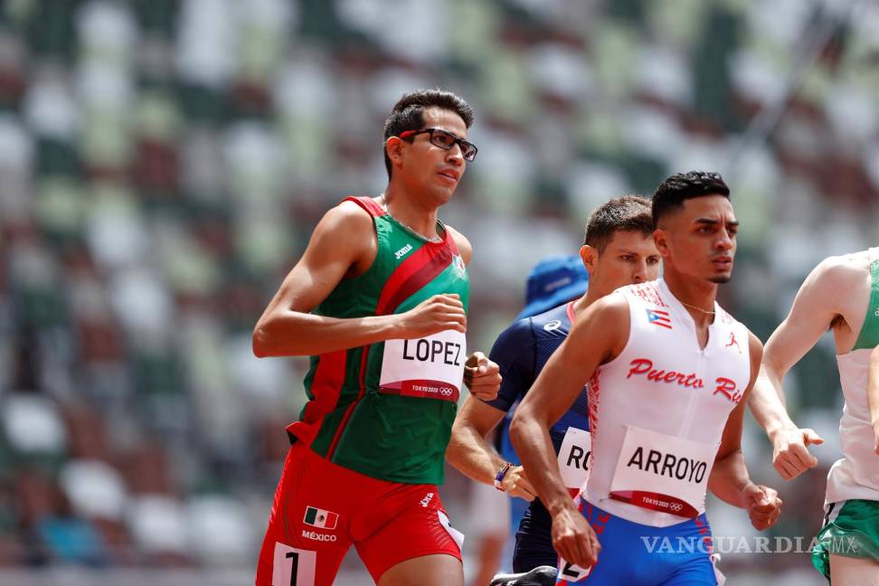 $!Jesús López (c) de México compite durante las rondas clasificatorias de 800m masculinos de atletismo por los Juegos Olímpicos 2020, este sábado en el Estadio Olímpico de Tokio (Japón). EFE