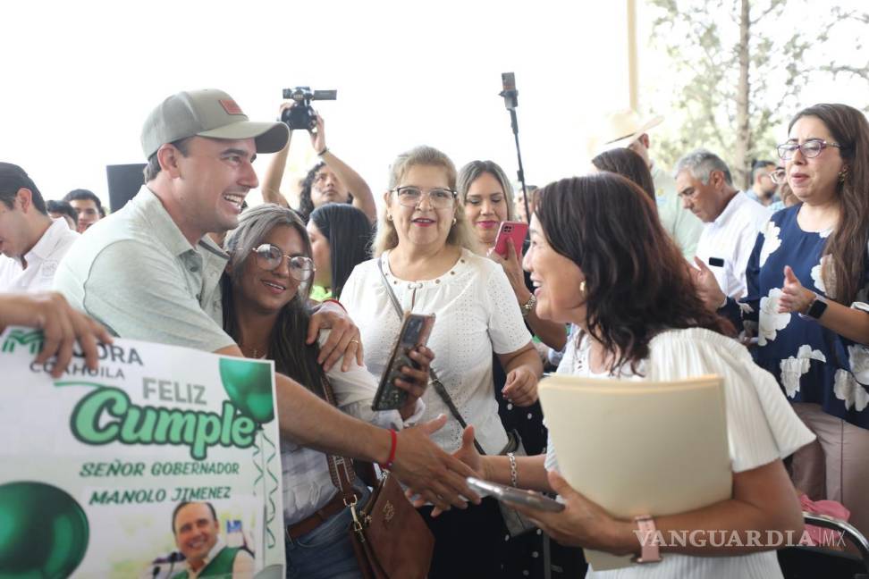$!Asistentes al evento aprovecharon para felicitar al mandatario por su cumpleaños del pasado jueves.