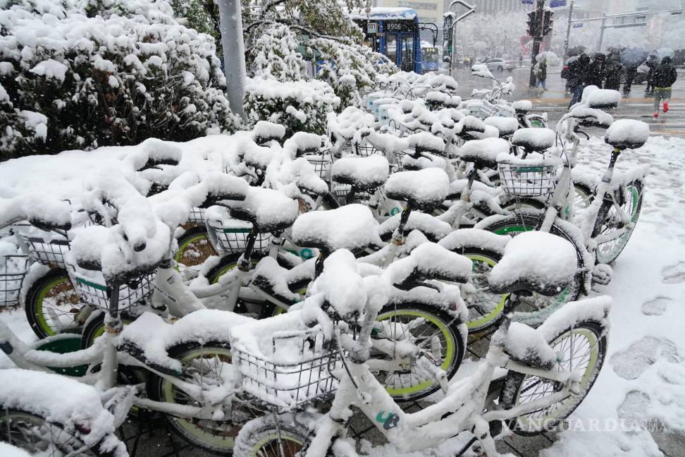 $!Bicicletas cubiertas de nieve estacionadas cerca de una estación de metro en Seúl, Corea del Sur.