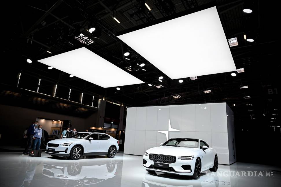 $!La Polestar 1 (R) y Polestar 2 (L) en exhibición en el primer día de vista previa de prensa del Salón Internacional del Automóvil IAA en Munich, Alemania. EFE/EPA/Sascha Stenbach