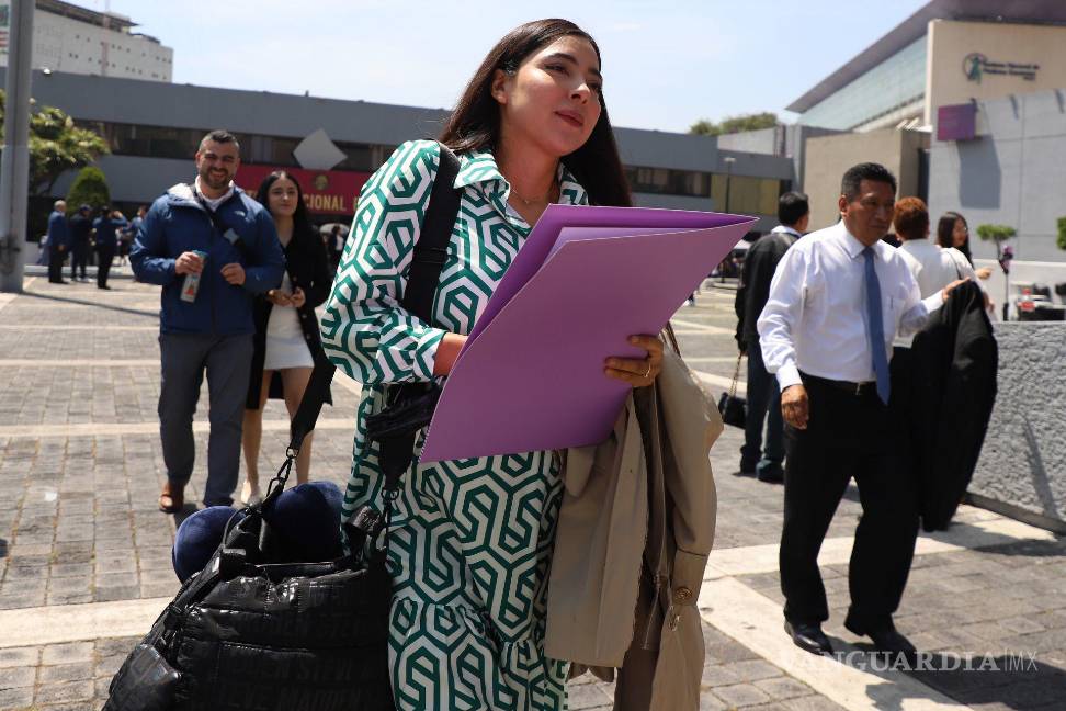 $!Madián Sinaí Menchaca Sierra, hija del obispo, Nicolás Menchaca Tristán, actual líder de la Luz del Mundo y quién sucedió a Nasson Joaquín, recibió su constancia de mayoría para jueza administrativa en el distrito 4. | Foto: Cuartoscuro