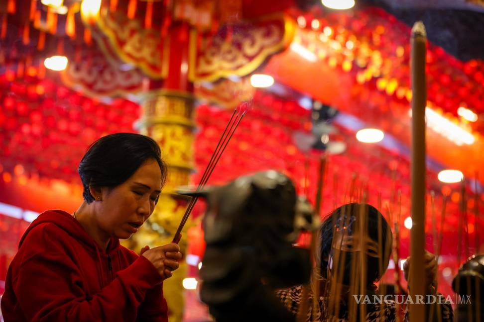 $!La gente sostiene varitas de incienso mientras reza dentro de un templo durante la celebración del Año Nuevo Lunar chino en Taipei, Taiwán.