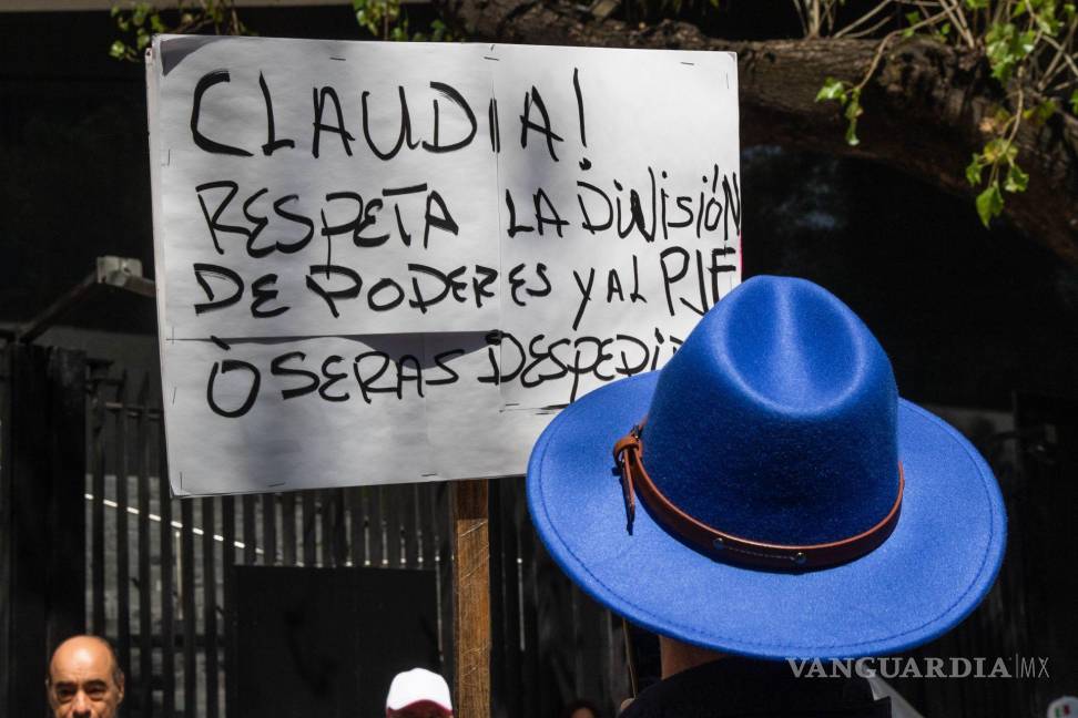 $!Simpatizantes de @Defiende México manifiestan su inconformidad en el Senado de la República por la aprobación de la Reforma al Poder Judicial.