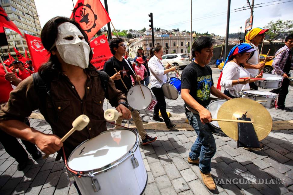 $!Honran a víctimas del sismo en marcha por Día del Trabajo en Ecuador