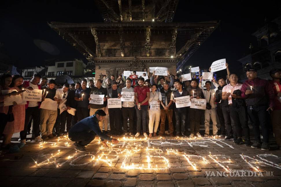 $!Un grupo de estudiantes nepaleses participan en una vigilia con velas para orar por los estudiantes nepaleses que murieron en Israel, en Katmandú, Nepal.
