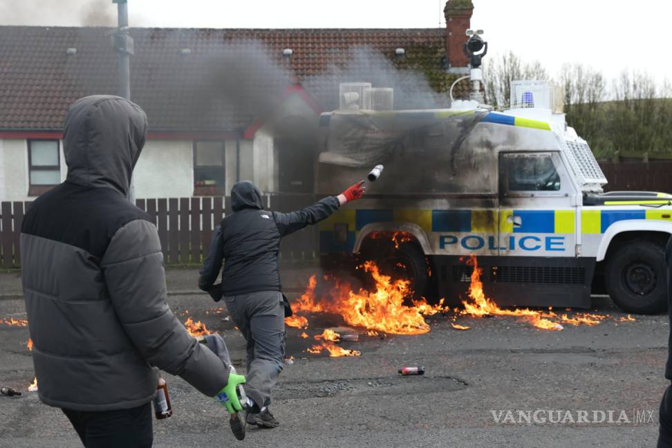 $!Jóvenes enmascarados arrojan cócteles molotov a un Landrover de la policía en Londonderry, Irlanda del Norte.