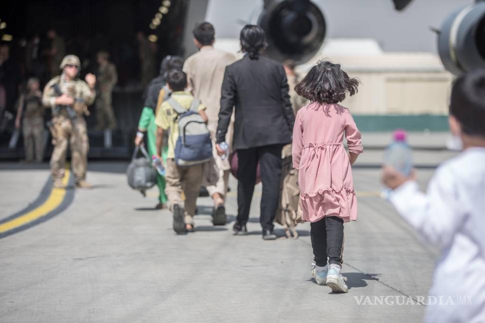$!Familias que comienzan a abordar un Boeing C-17 Globemaster III de la Fuerza Aérea de los EE. UU. Durante una evacuación en el Aeropuerto Internacional Hamid Karzai, Kabul, Afganistán. EFE/EPA/Sgt. Samuel Ruiz/US Marine Corps