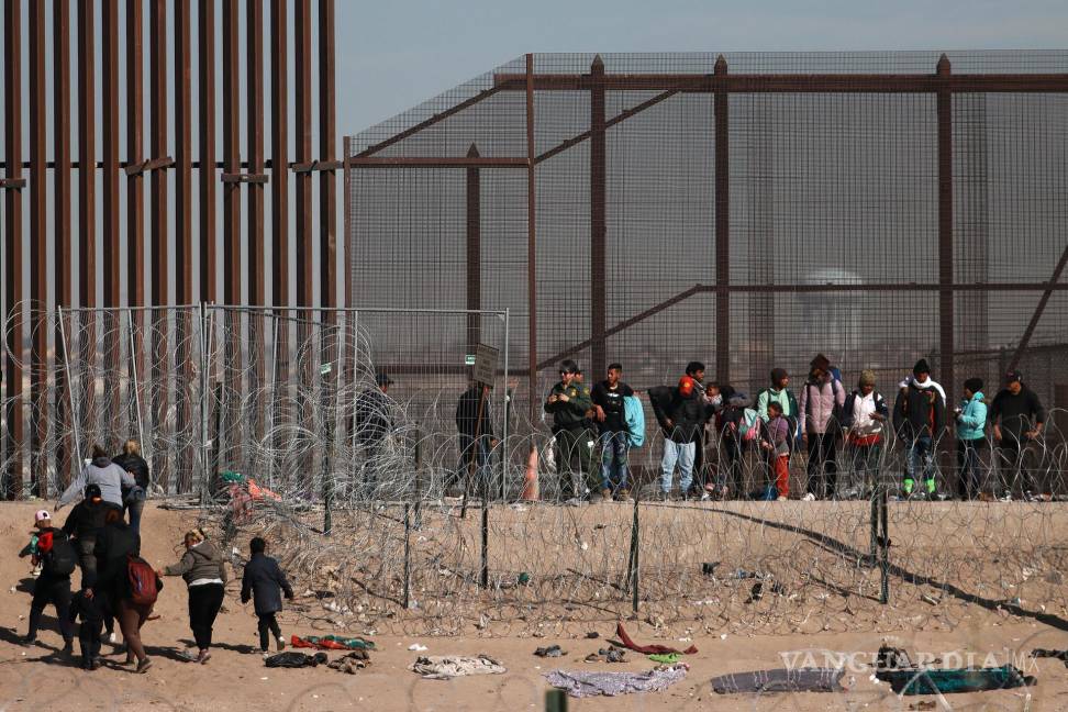 $!Migrantes intentan cruzar la frontera que divide a México de los Estados Unidos, el 17 de enero de 2024, en Ciudad Juárez (México).