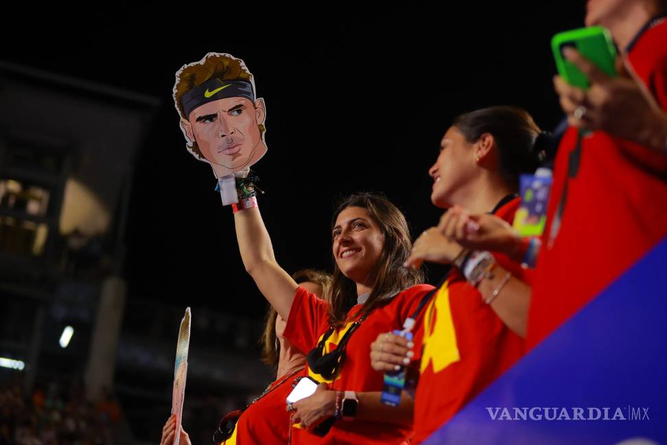 $!Aficionadas celebran la victoria de Rafael Nadal ante Daniil Medvedev en un juego de las semifinales del Abierto Mexicano de Tenis. EFE/David Guzmán González