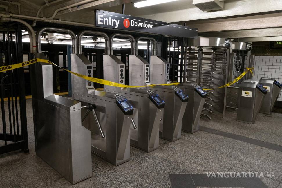 $!Una estación de metro que se había inundado anteriormente permanece cerrada después de que se declarara el estado de emergencia en Nueva York. AP/Craig Ruttle