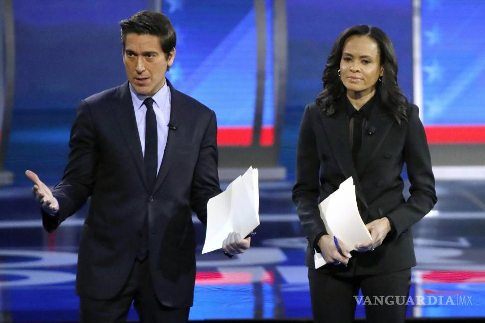 $!El presentador de ABC World News Tonight, David Muir (i) con la presentadora de ABC News Live, Linsey Davis.