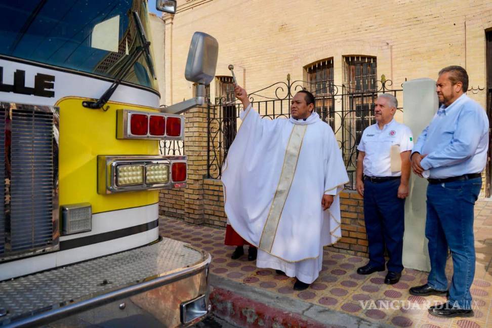$!La nueva unidad de los bomberos fue bendecida por un sacerdote.