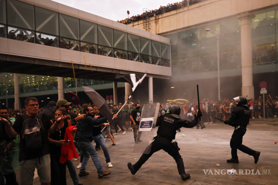 $!Catalanes toman las calles y colapsan el aeropuerto de Barcelona