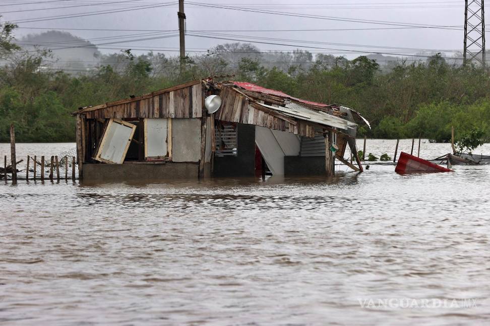 $!Una vivienda inundada por la crecida de un río este miércoles, en el poblado de Guama en Santiago de Cuba.