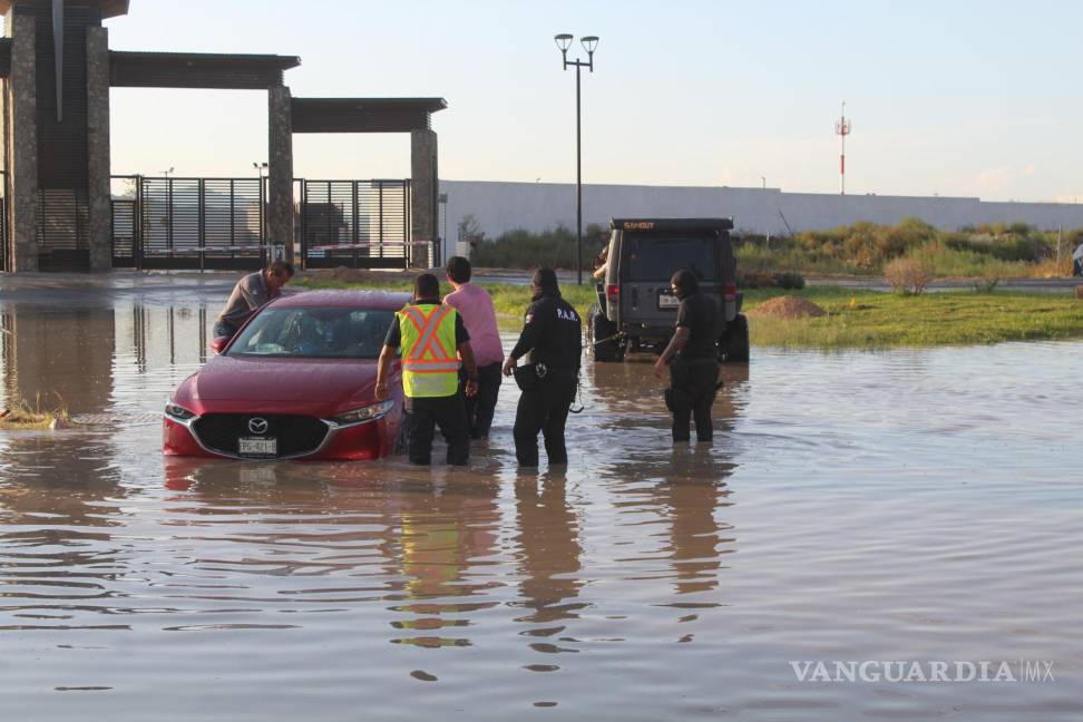 Familia queda varada en encharcamiento en Los Pastores, en Saltillo