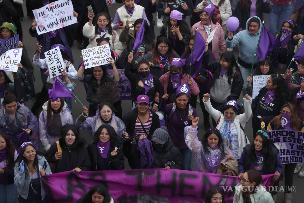 $!Mujeres participan durante una marcha por el Día Internacional de la Mujer este viernes en La Paz, Bolivia.