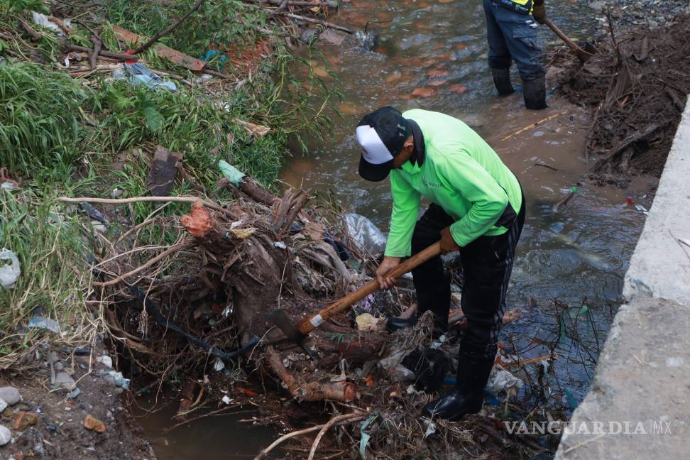$!Se retiró basura y escombro del arroyo en la colonia Río Verde para prevenir riesgos de inundación.