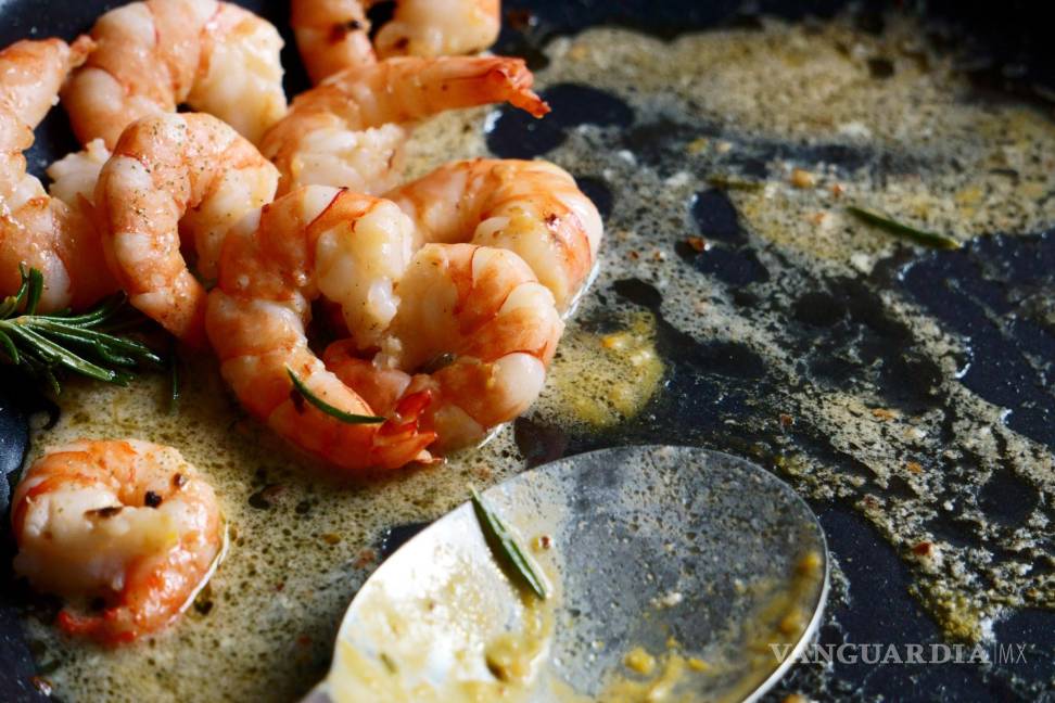 $!La salsa tiene un sabor a limón más brillante, que combina muy bien con el delicado sabor salado de los camarones.