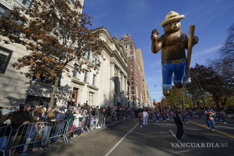 $!La gente observa cómo pasa el globo Smokey Bear durante el Desfile del Día de Acción de Gracias de Macy’s en Nueva York. AP/Seth Wenig