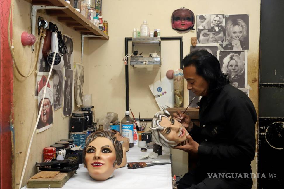 $!El escultor Adrián Becerra mientras trabaja en su taller de máscaras talladas en madera artesanal, en la ciudad de Puebla (México). EFE/ Hilda Ríos