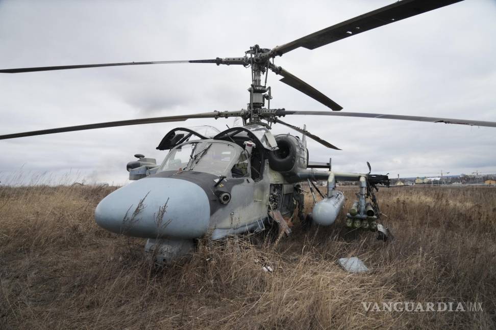 $!Un helicóptero artillado ruso Ka-52 se ve en el campo después de un aterrizaje forzoso en las afueras de Kiev, Ucrania.