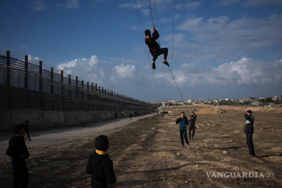 $!Palestinos desplazados en el norte de la Franja de Gaza juegan junto a la frontera con Egipto, en Rafah, a lo largo del corredor de Filadelfia, al sur de Gaza.