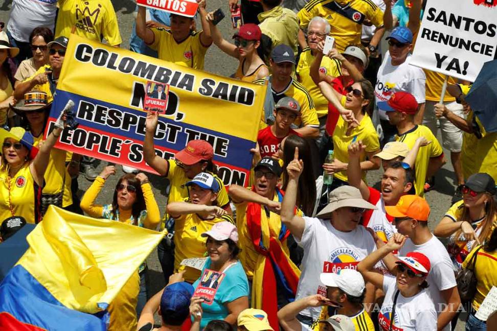 $!Marchan en Colombia contra Santos y el Acuerdo de Paz